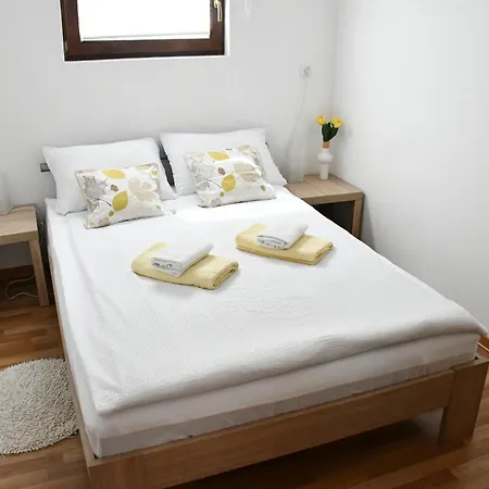 Zidanica Lan Počitniška hiša *